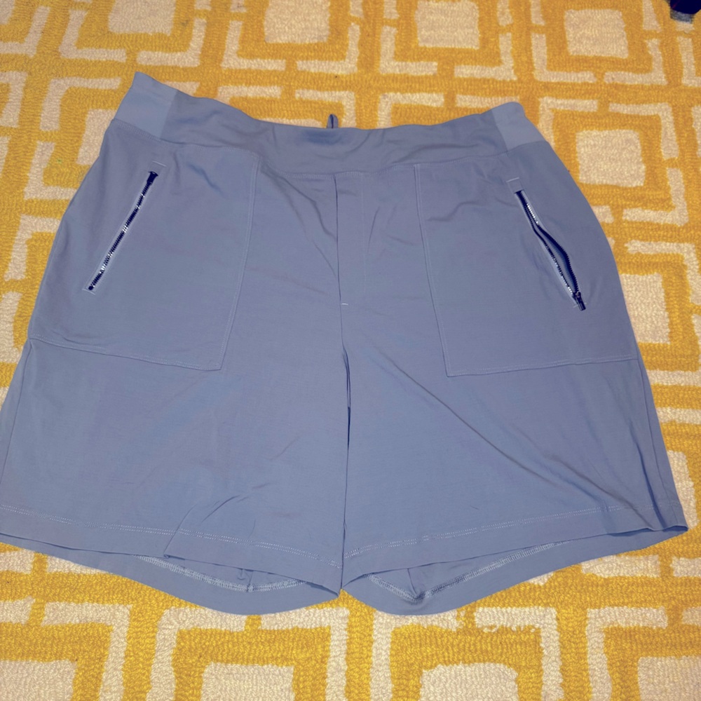 Athleta Women's light cool grey shorts with zipper pockets lightweight size 18